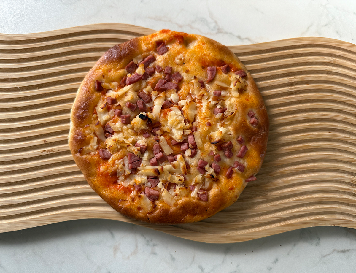 Пицца с колбасой